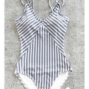 Cupshe gray striped one piece S, NWT